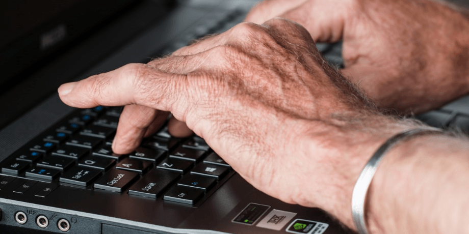 afbeelding oudere hand computeren